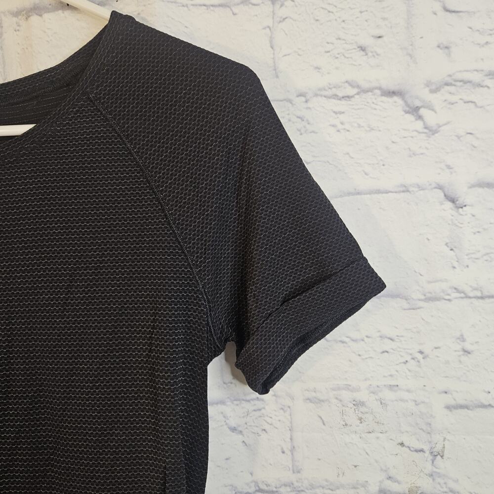 Lululemon Black/Gold Open Tie Back Shortsleeved Top Womens Sz 2 - Picture 2 of 6